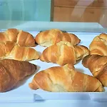 فندق مبيت وإفطار Il Laghetto كاستروفيلاري